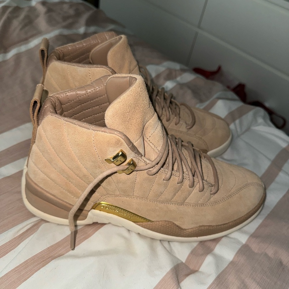 worn 4 times, no box anymore just so you know it won’t come in shoe box